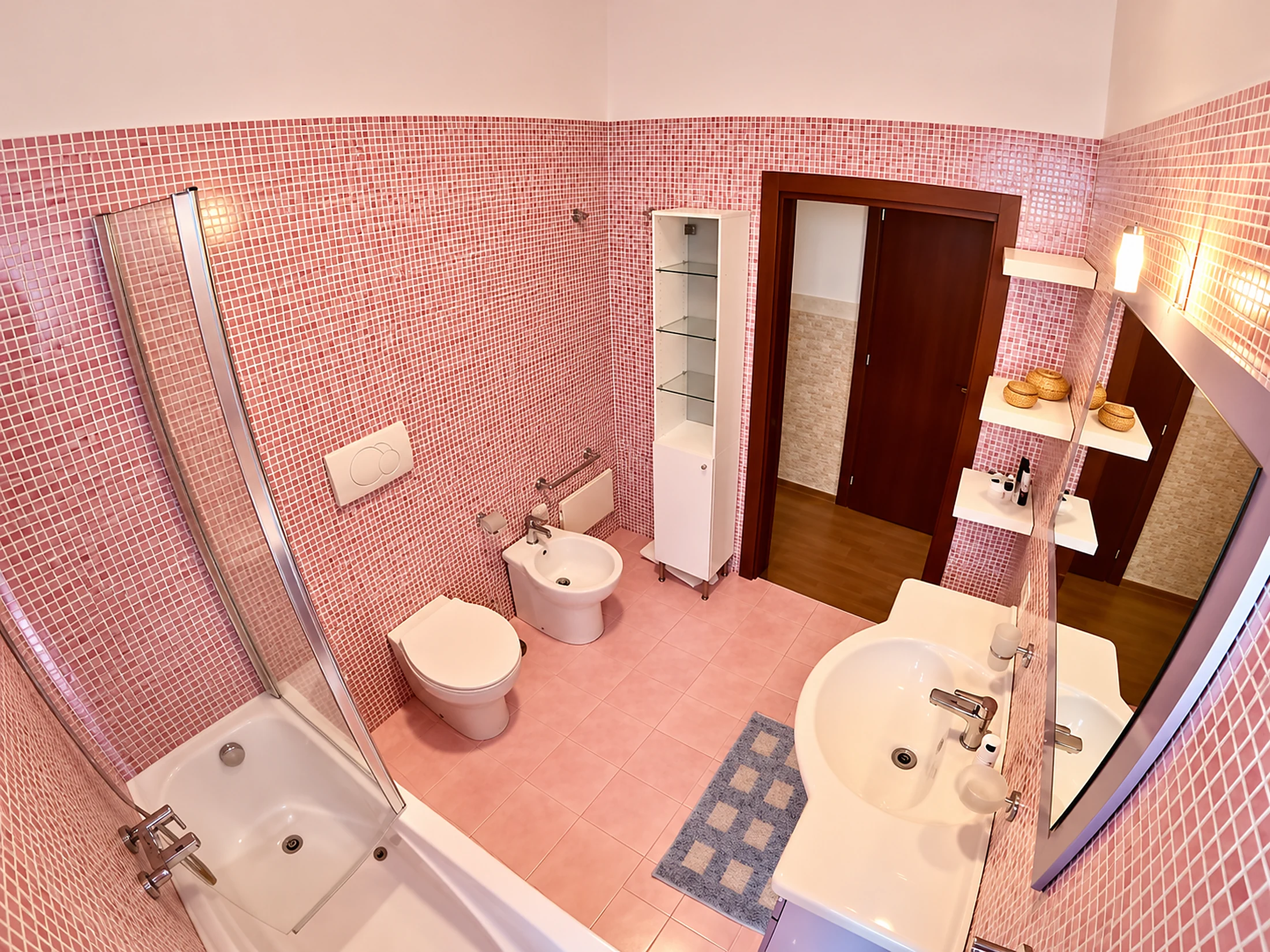 Bagno rosa visto dall’ingresso