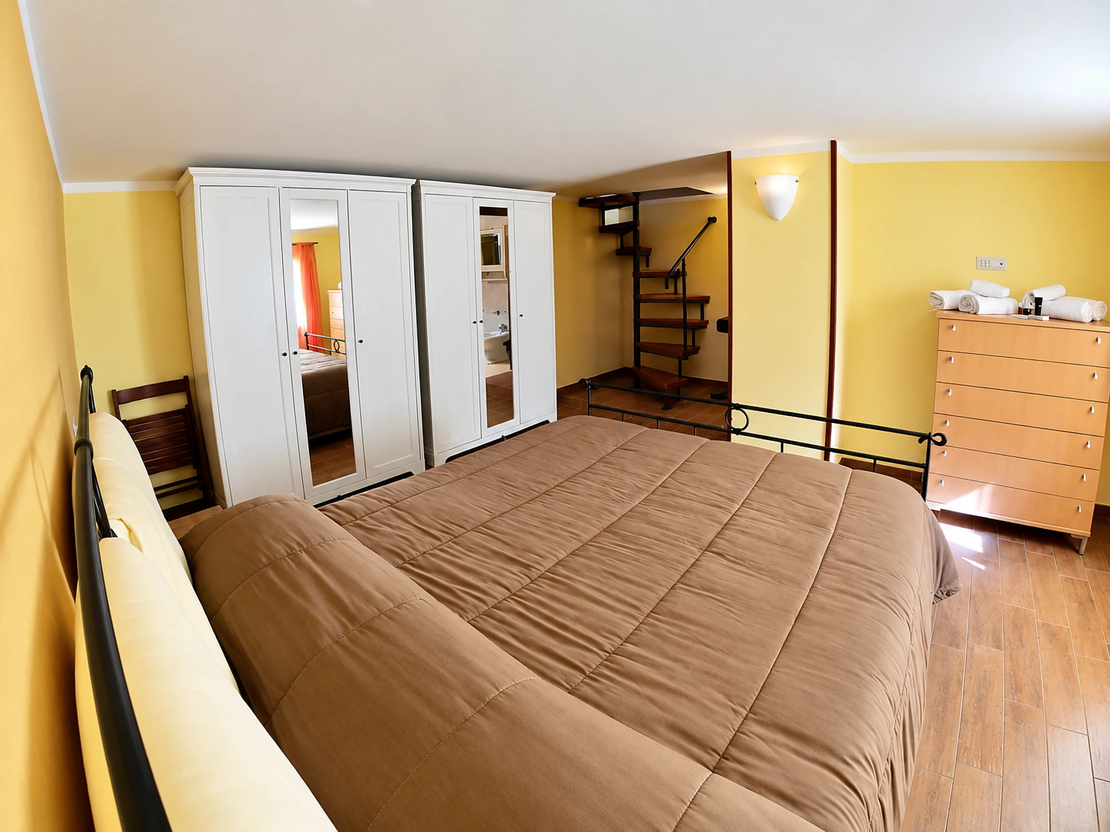Camera da letto con armadi