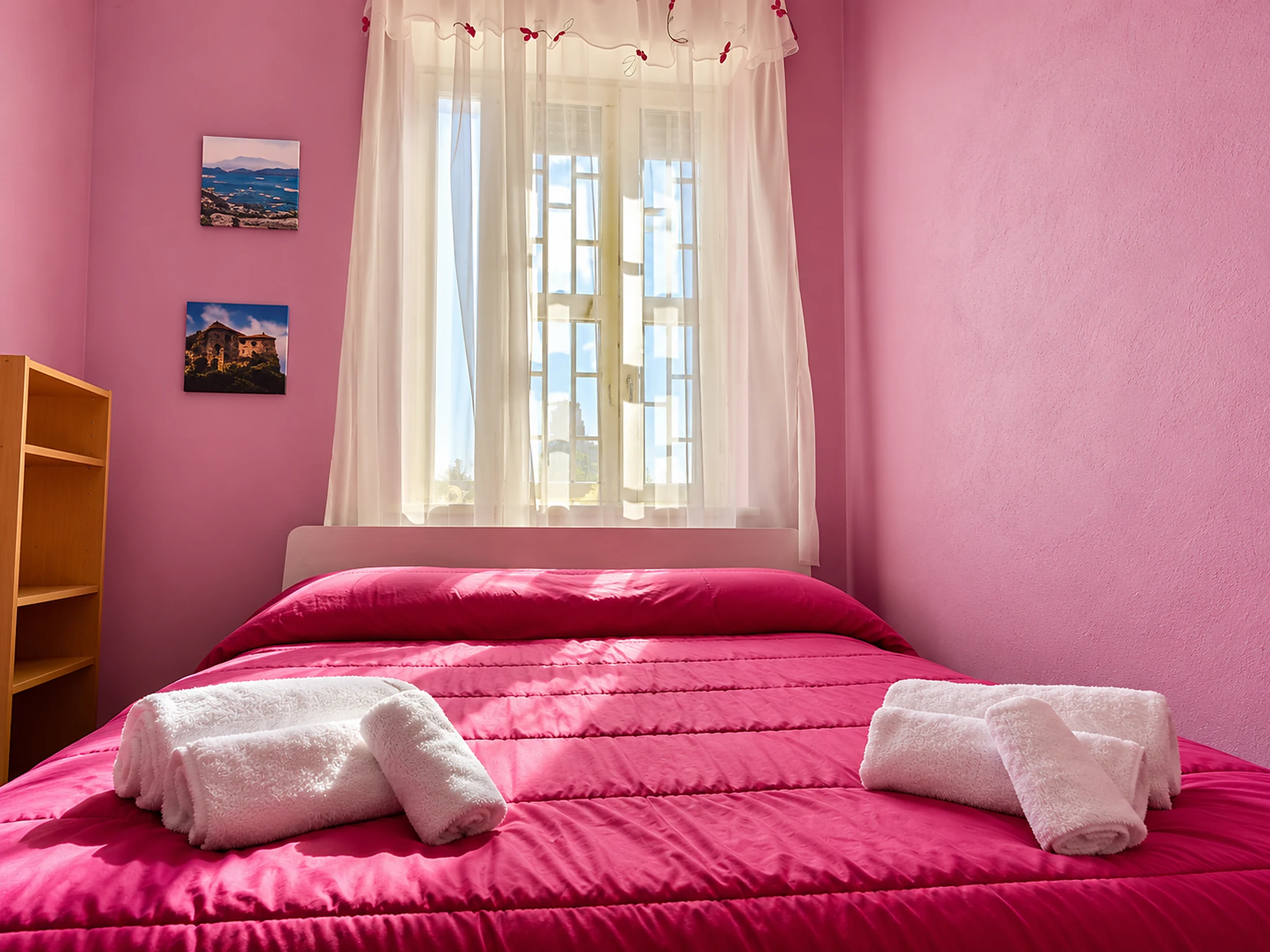 Camera da letto rosa con letto matrimoniale