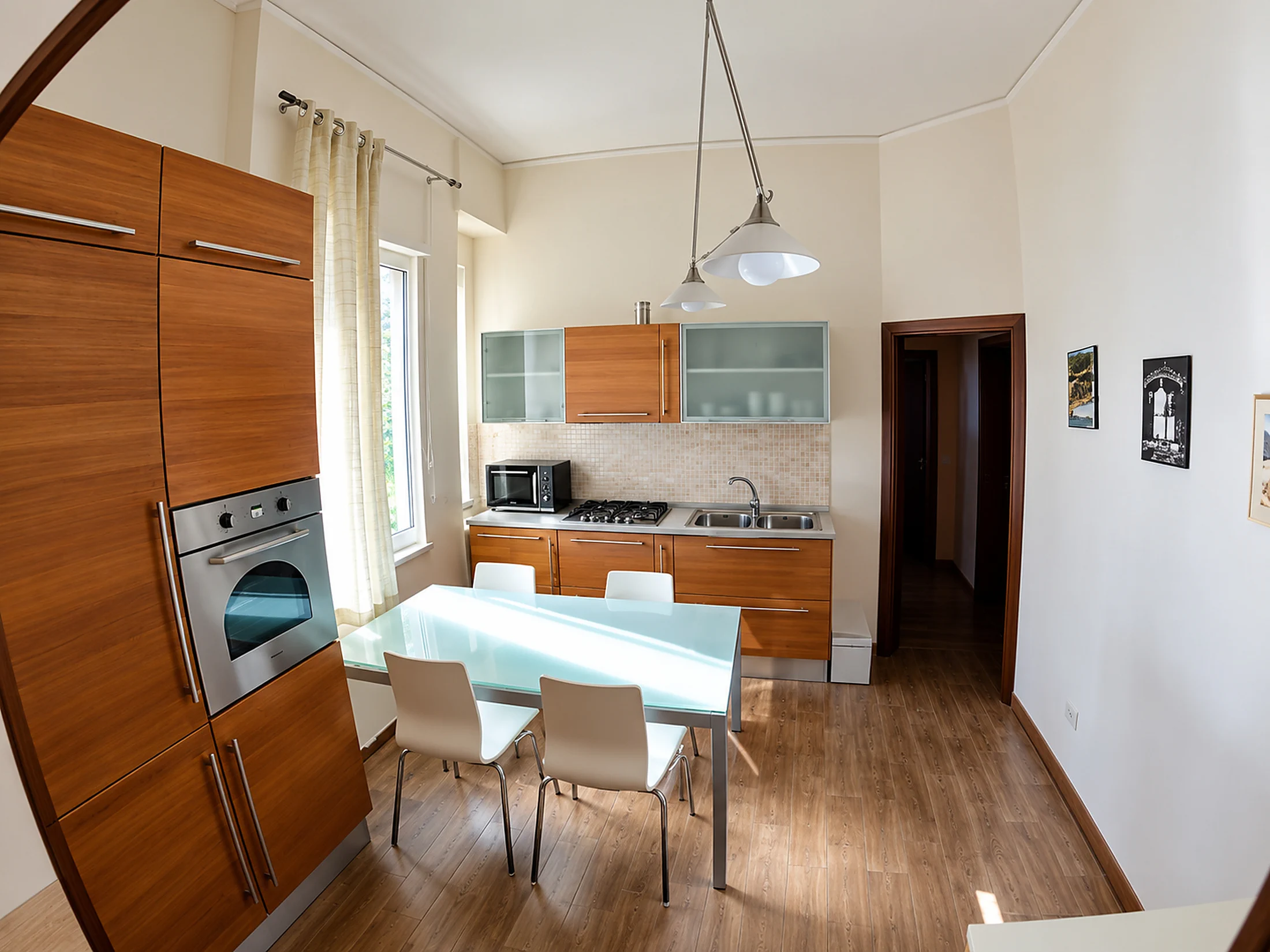 Cucina abitabile con tavolo da pranzo