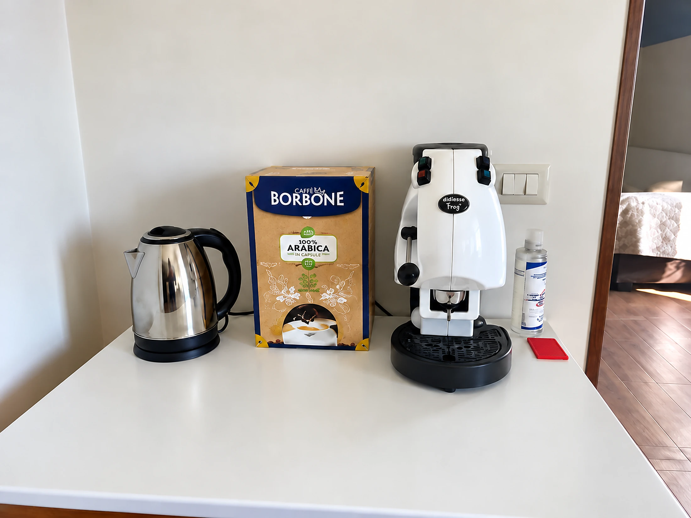 Angolo caffè con macchina per il caffè e bollitore