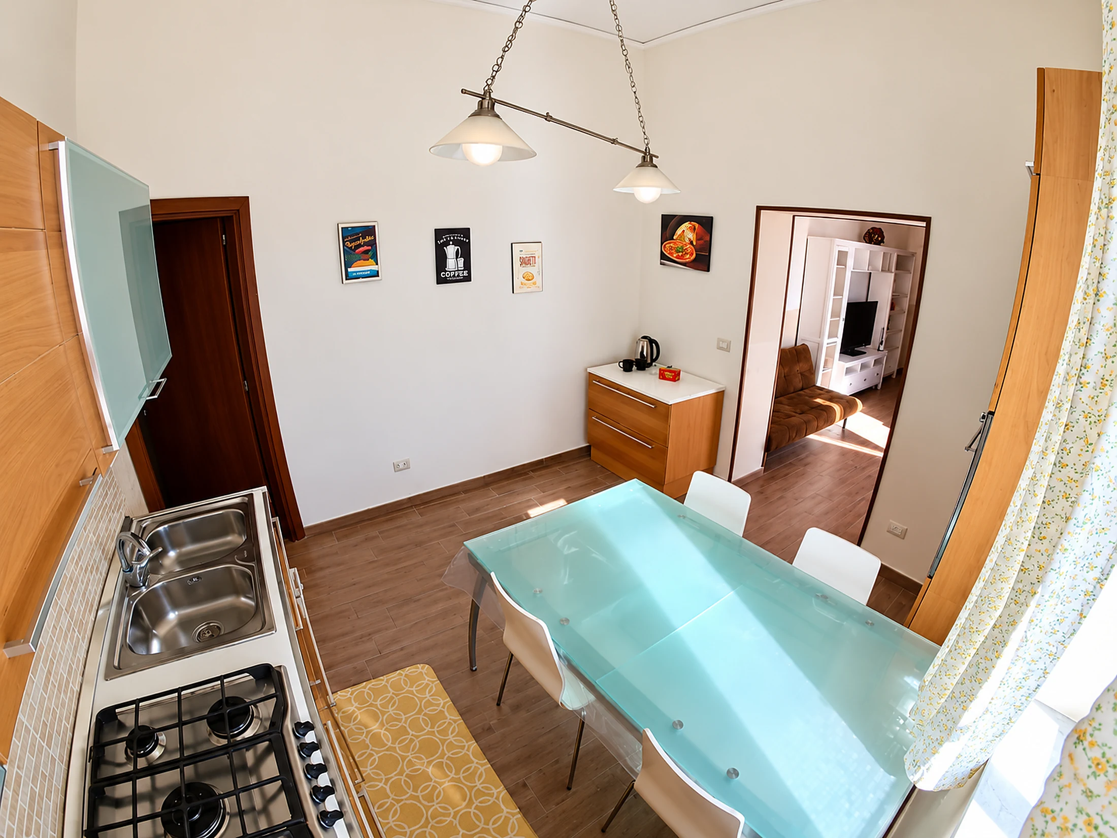 Cucina vista dall’alto, con fornelli e tavolo